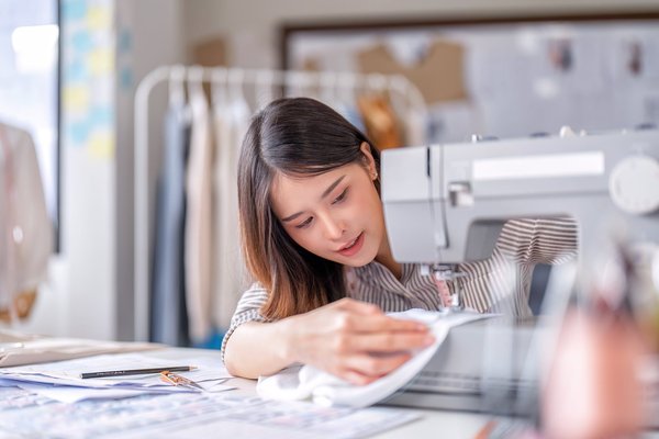 How to Choose the Right Fabric for a Heat-Conserving Yet Breathable Winter Scarf?